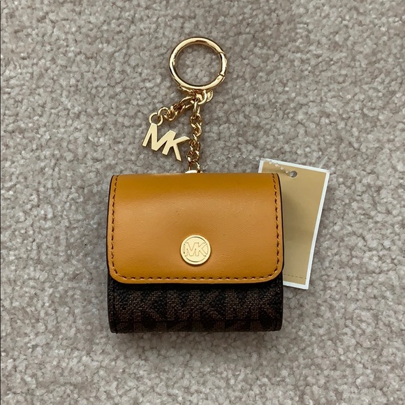 Michael Kors AirPod case - Picture 4 of 10
